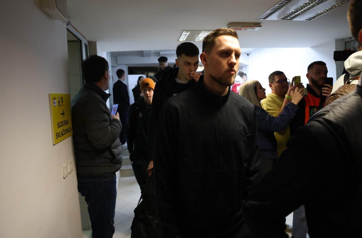 Ulazak Partizanovih igraca u halu, pored Zvezdinih koji daju izjave (10).jpg