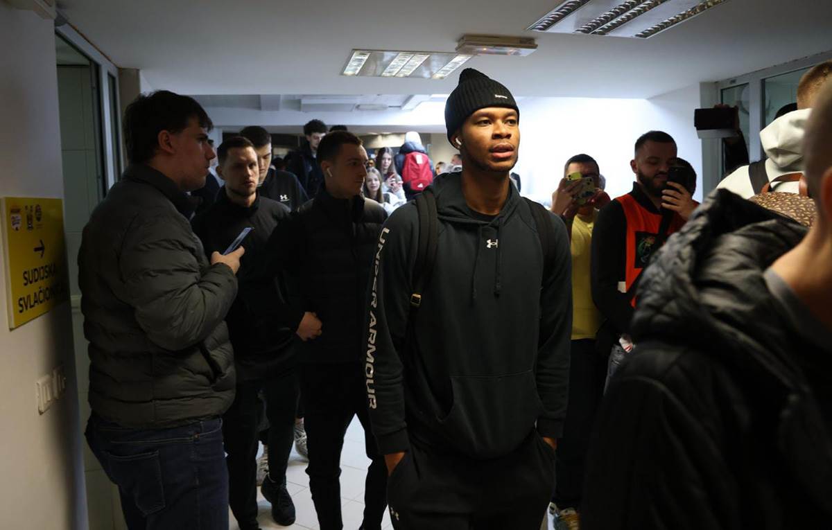 Ulazak Partizanovih igraca u halu, pored Zvezdinih koji daju izjave (12).jpg