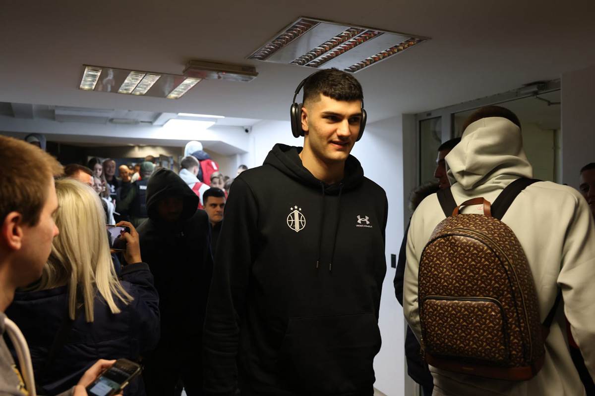 Ulazak Partizanovih igraca u halu, pored Zvezdinih koji daju izjave (13).jpg