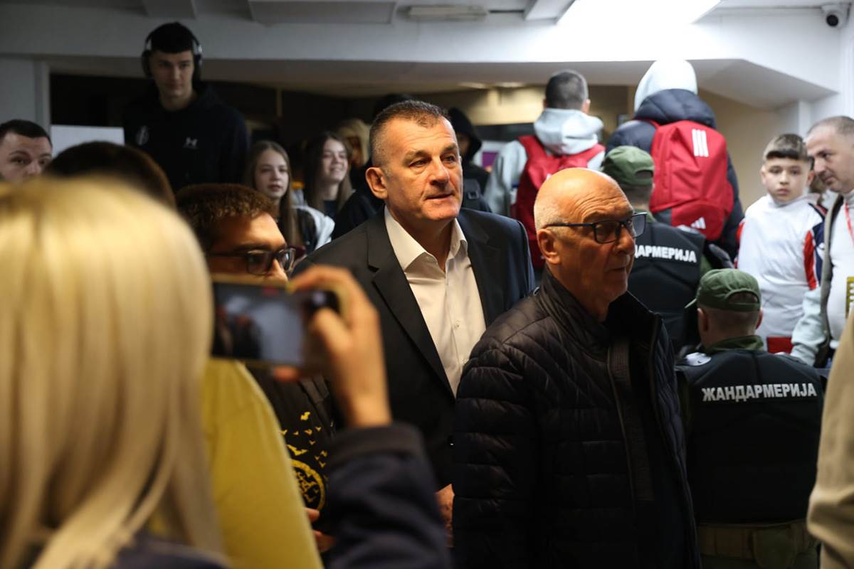 Ulazak Partizanovih igraca u halu, pored Zvezdinih koji daju izjave (16).jpg