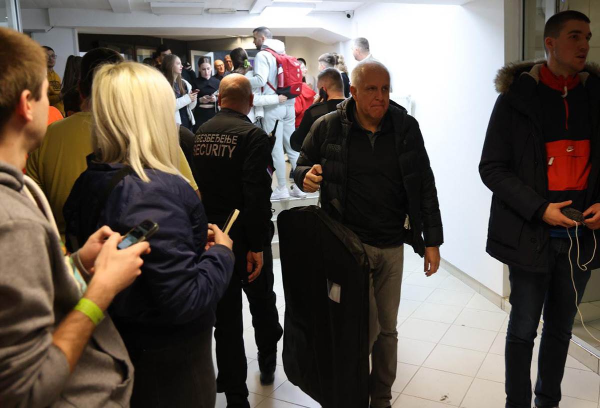 Ulazak Partizanovih igraca u halu, pored Zvezdinih koji daju izjave (17).jpg