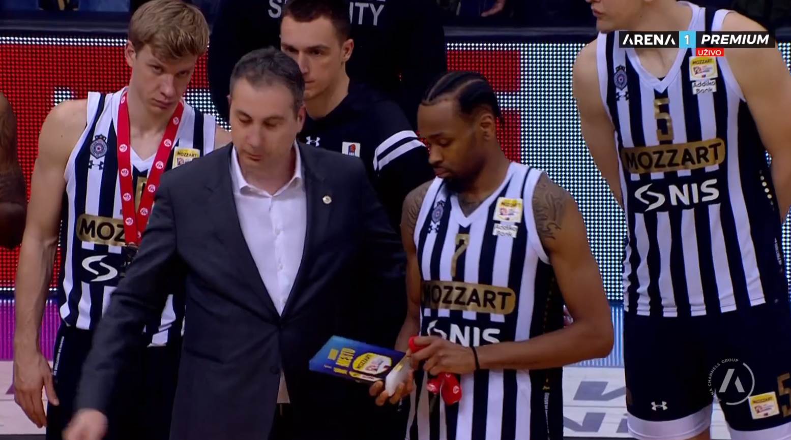 Partizan dodela medalja Kup Koraća.png