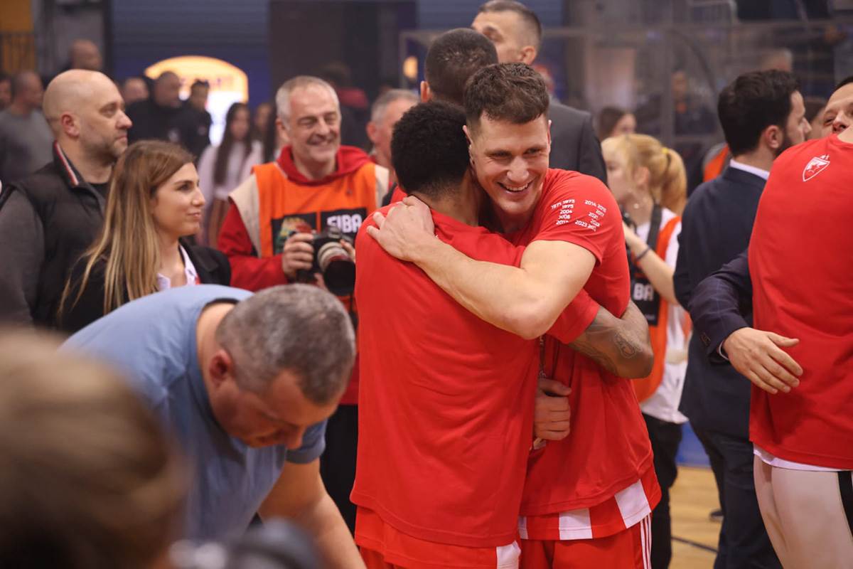 Zvezda proslavlja pobedu (8).jpg