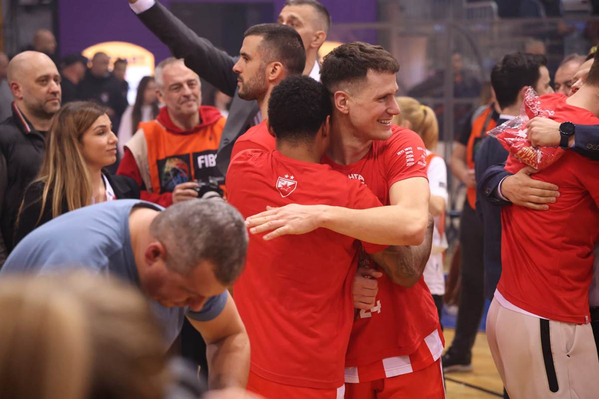 Zvezda proslavlja pobedu (11).jpg