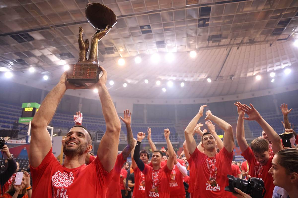 Zvezda proslavlja pobedu (12).jpg