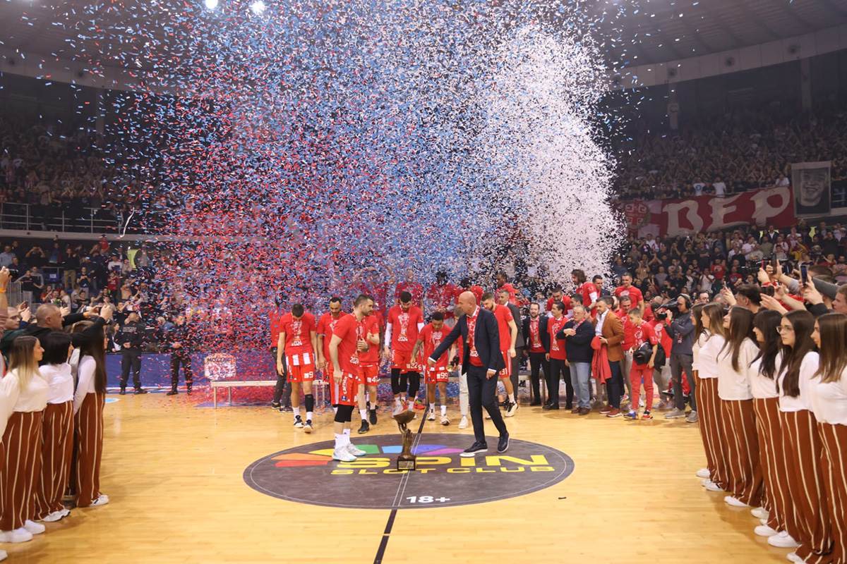 Zvezda proslavlja pobedu (14).jpg