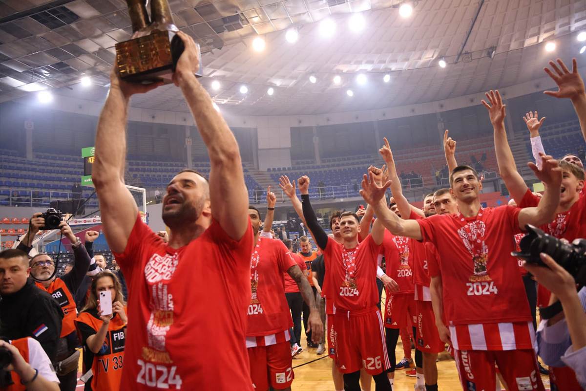 Zvezda proslavlja pobedu (17).jpg