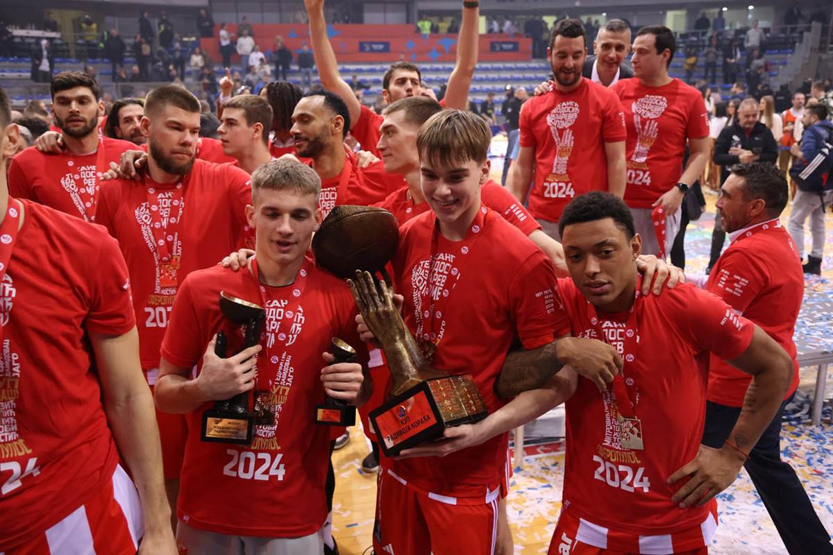 Zvezda proslavlja pobedu (18).jpg