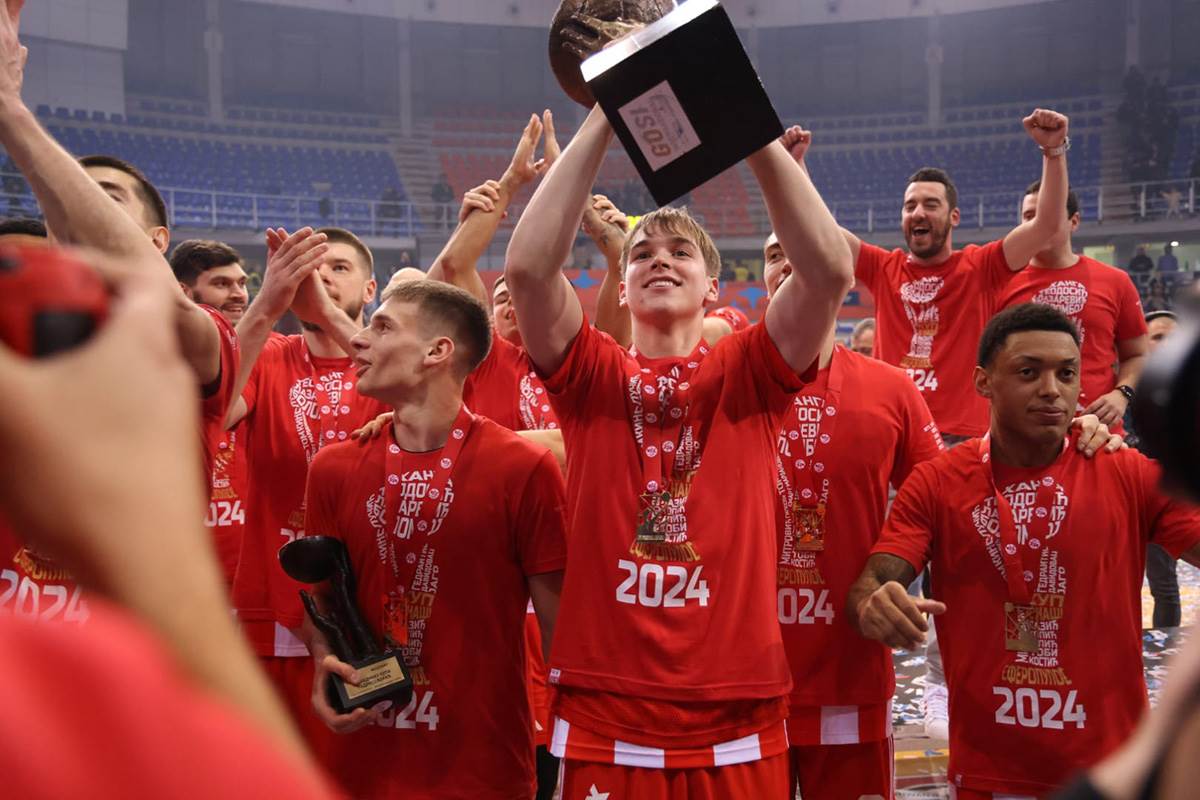 Zvezda proslavlja pobedu (19).jpg