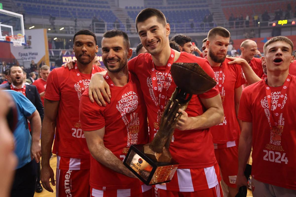 Zvezda proslavlja pobedu (20).jpg