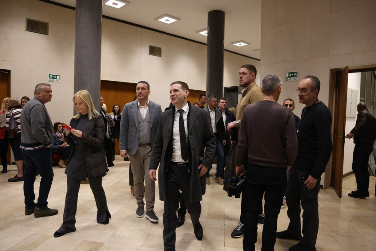 Nestorović napustio sednicu i pomenuo odbegle odbornike