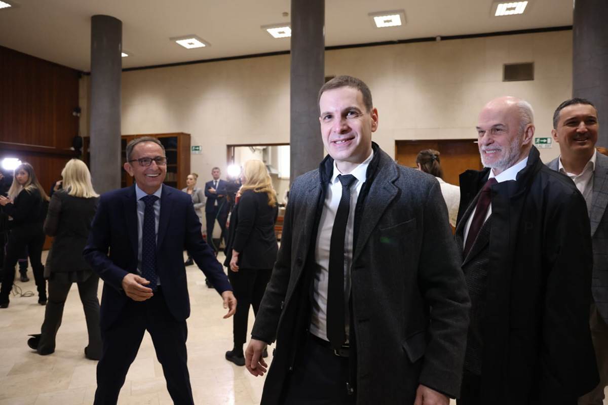 Nestorović napustio sednicu i pomenuo odbegle odbornike