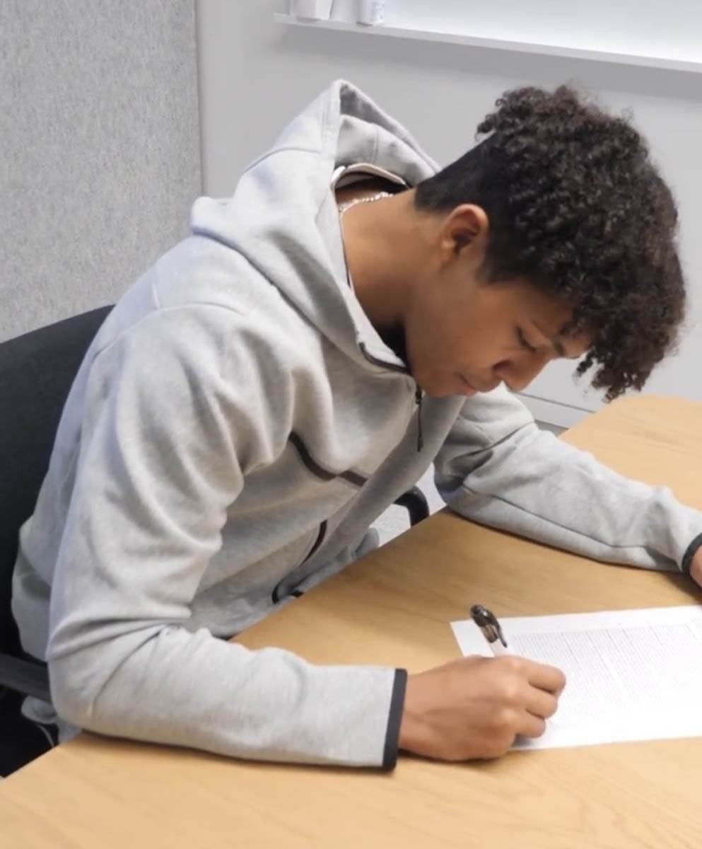 Luis Zečević Džon Srbin igra za Arsenal