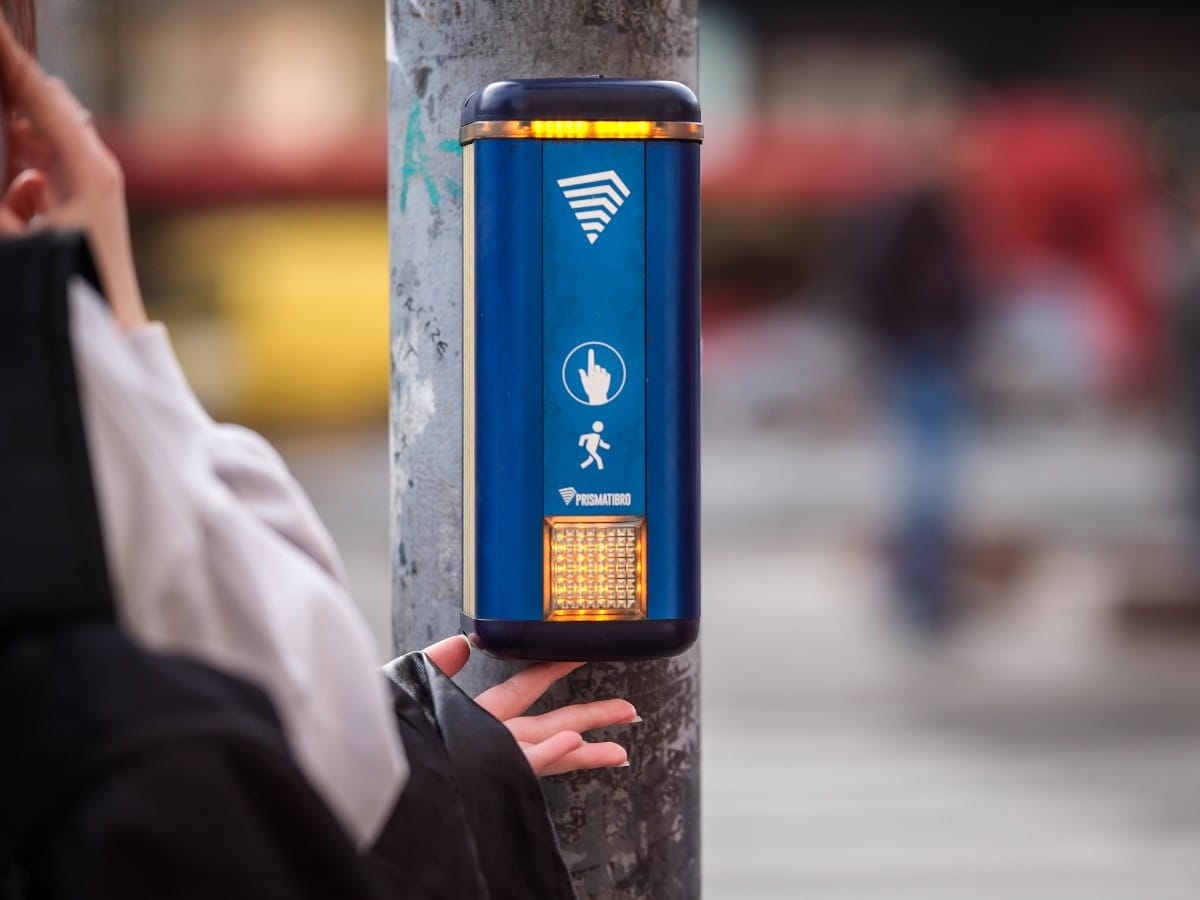 Čemu služe tasteri na semaforima i staze na trotoarima