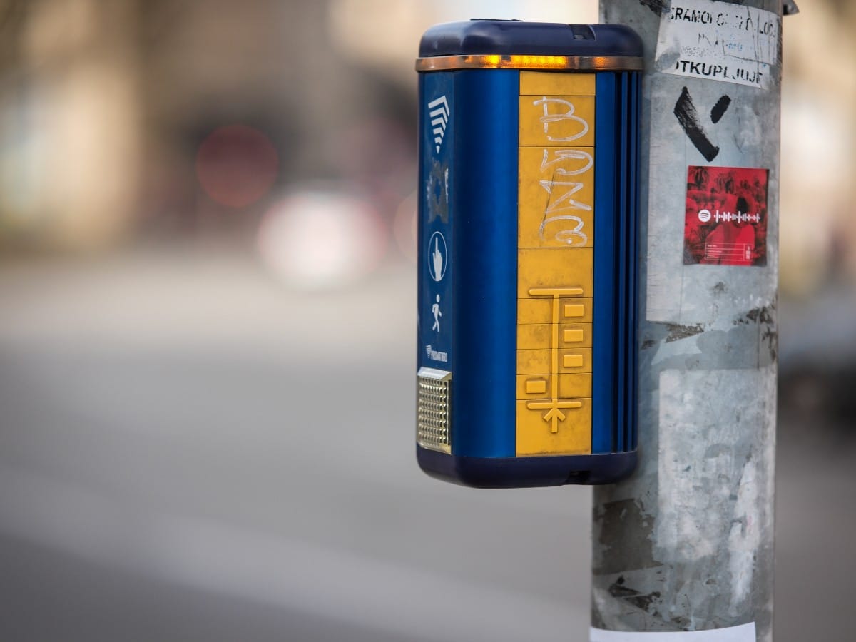 Čemu služe tasteri na semaforima i staze na trotoarima