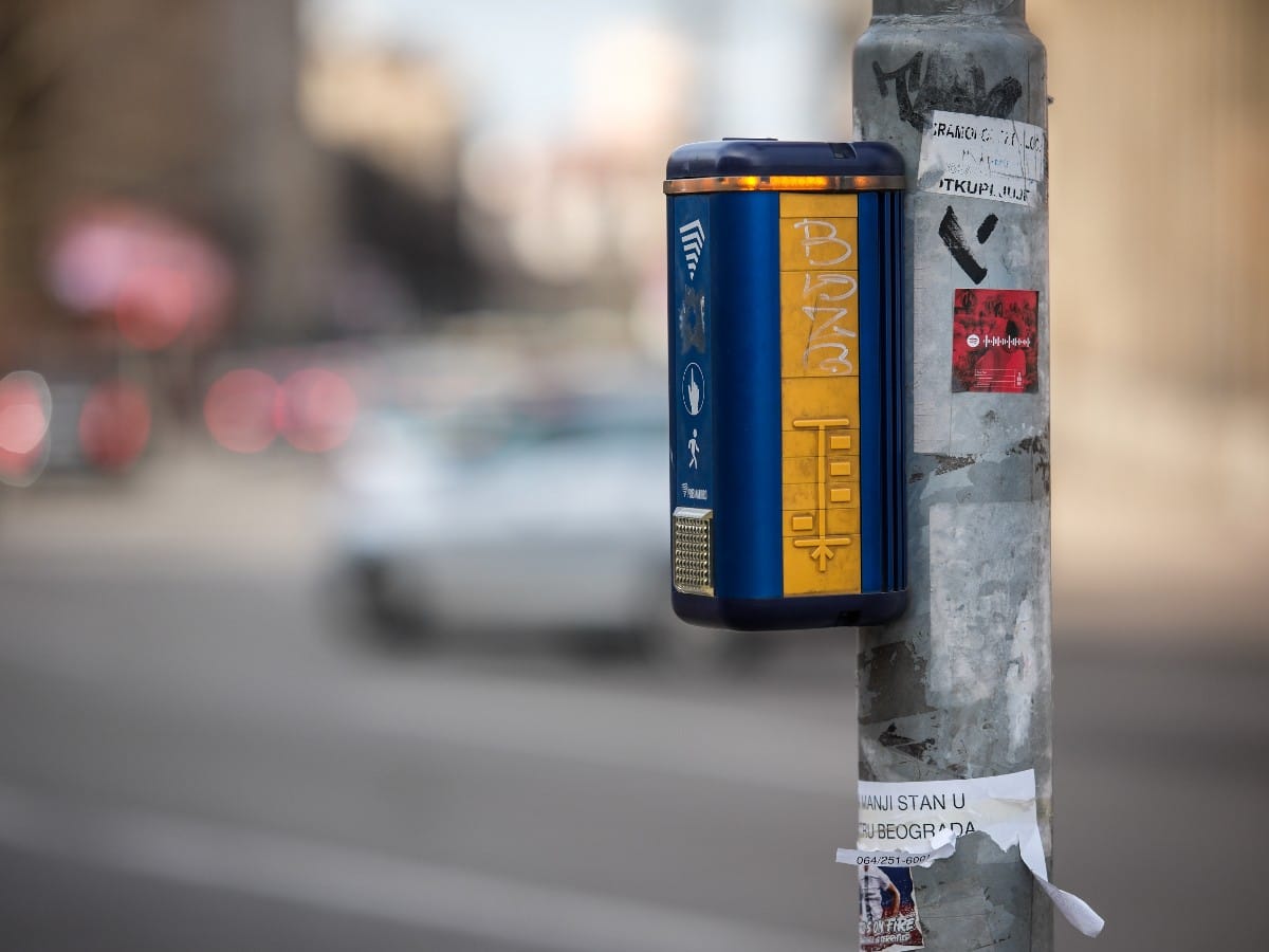 Čemu služe tasteri na semaforima i staze na trotoarima