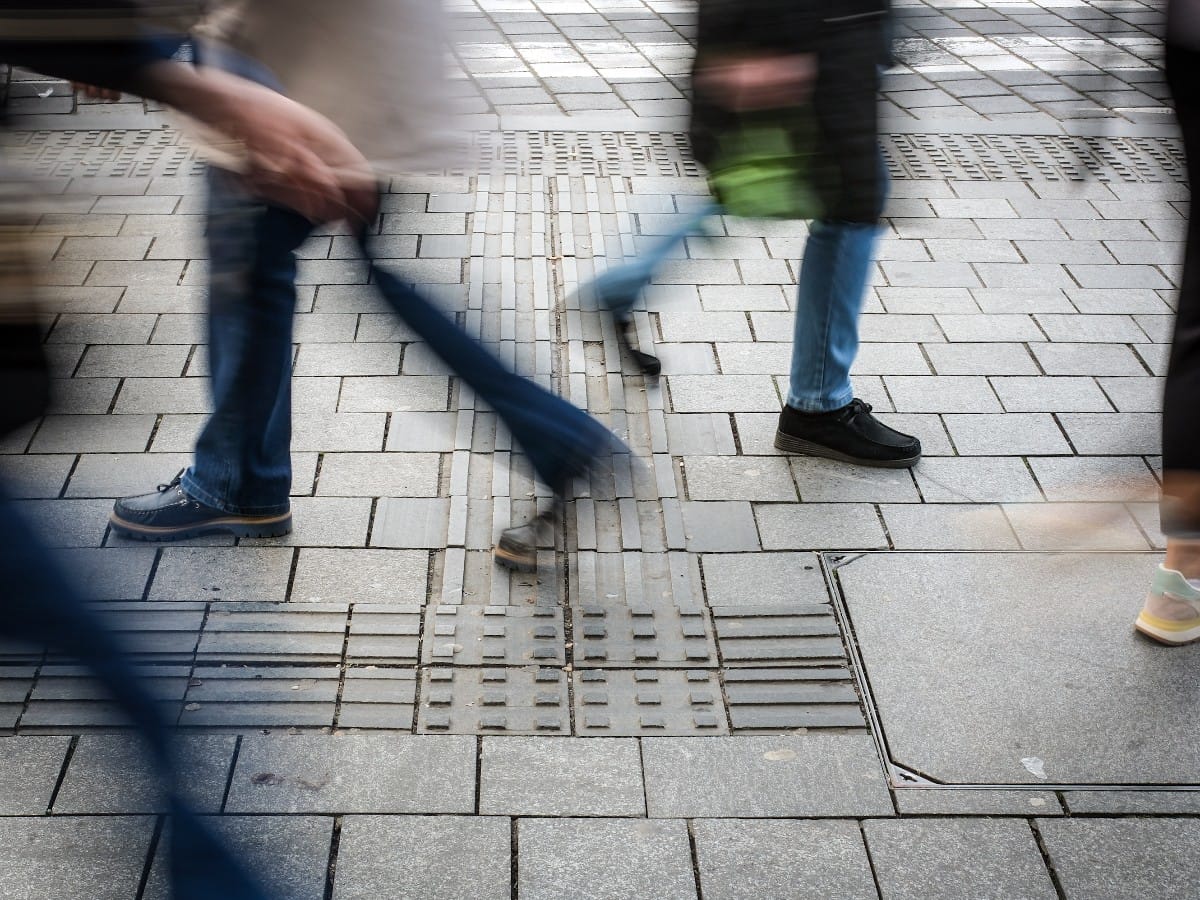 Čemu služe tasteri na semaforima i staze na trotoarima