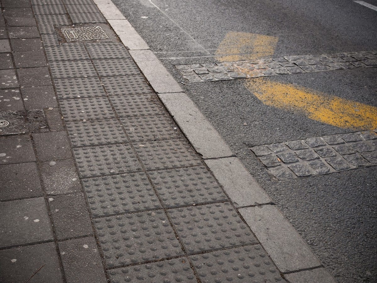 Čemu služe tasteri na semaforima i staze na trotoarima