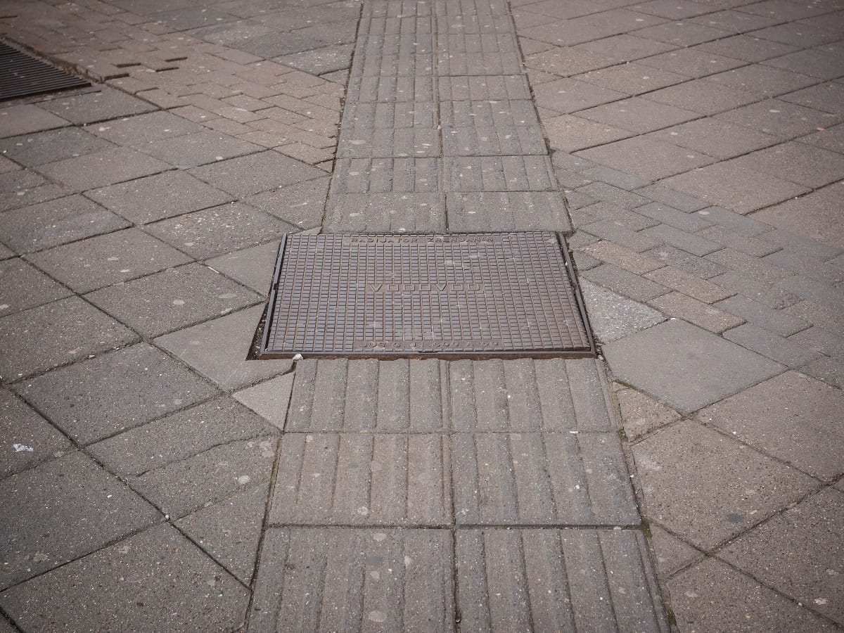 Čemu služe tasteri na semaforima i staze na trotoarima