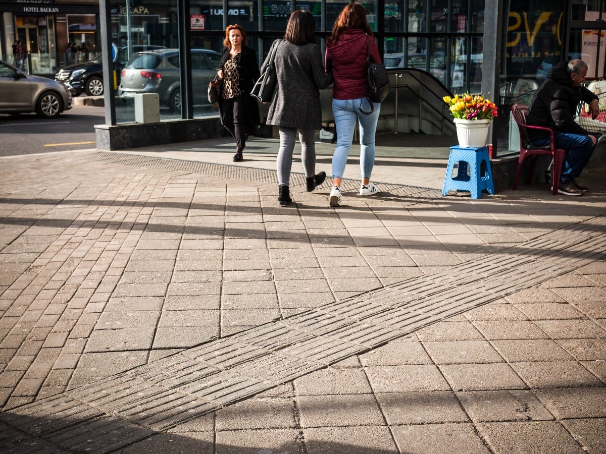 Čemu služe tasteri na semaforima i staze na trotoarima