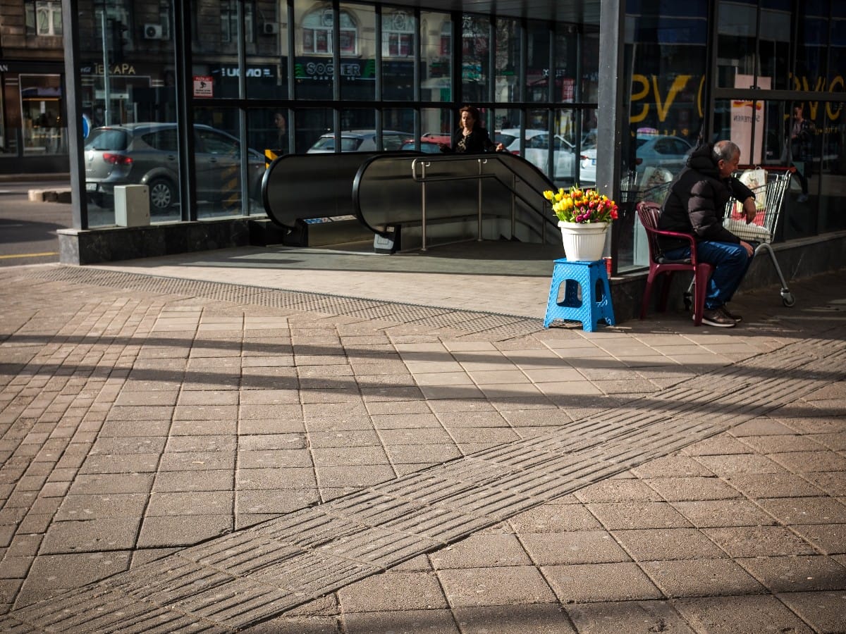 Čemu služe tasteri na semaforima i staze na trotoarima