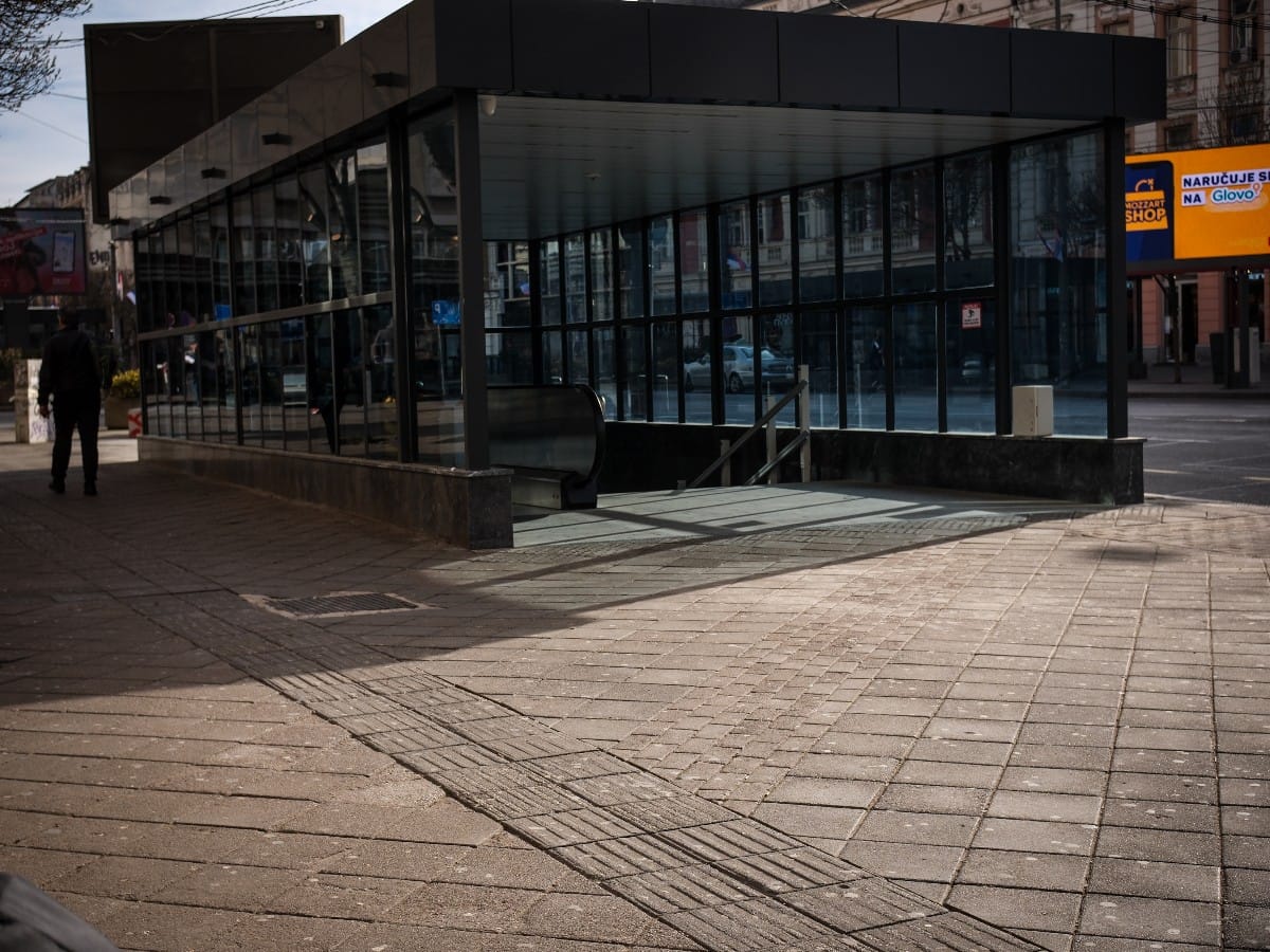 Čemu služe tasteri na semaforima i staze na trotoarima