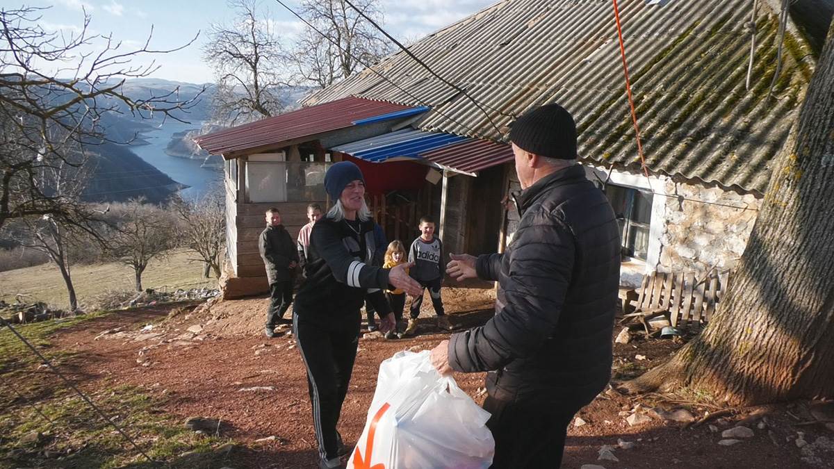 Enela sa petoro dece ostala sama na vrhu ledenog Peštera  (3).jpg