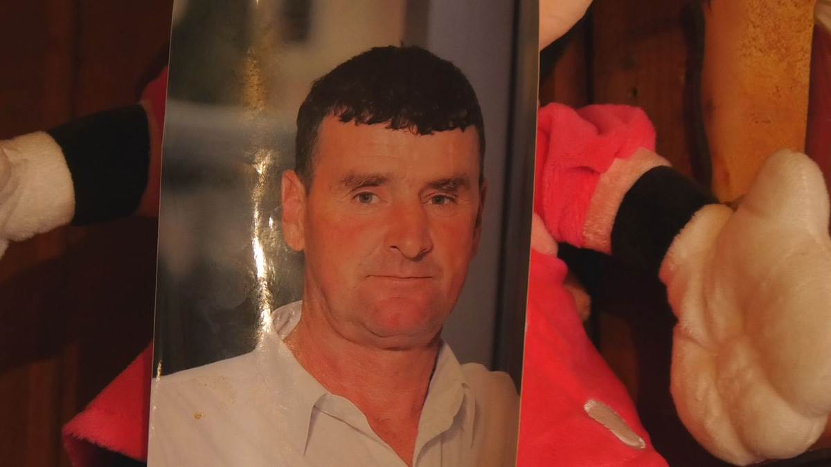 Enela sa petoro dece ostala sama na vrhu ledenog Peštera  (4).jpg