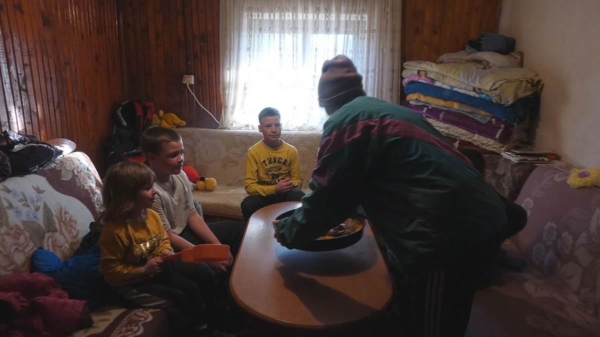 Enela sa petoro dece ostala sama na vrhu ledenog Peštera  (6).jpg