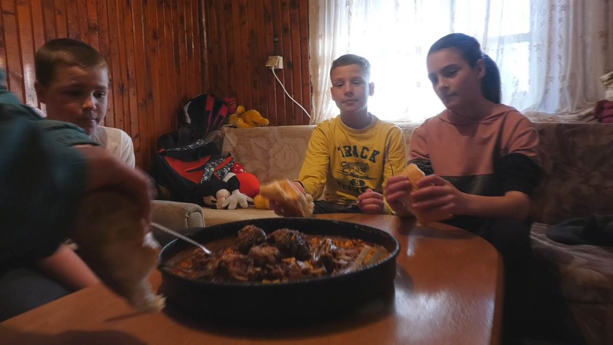 Enela sa petoro dece ostala sama na vrhu ledenog Peštera  (7).jpg