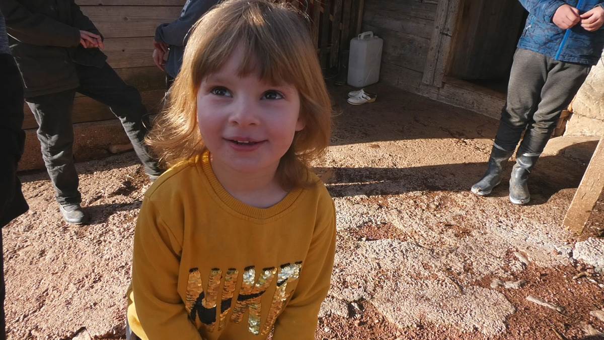 Enela sa petoro dece ostala sama na vrhu ledenog Peštera  (8).jpg