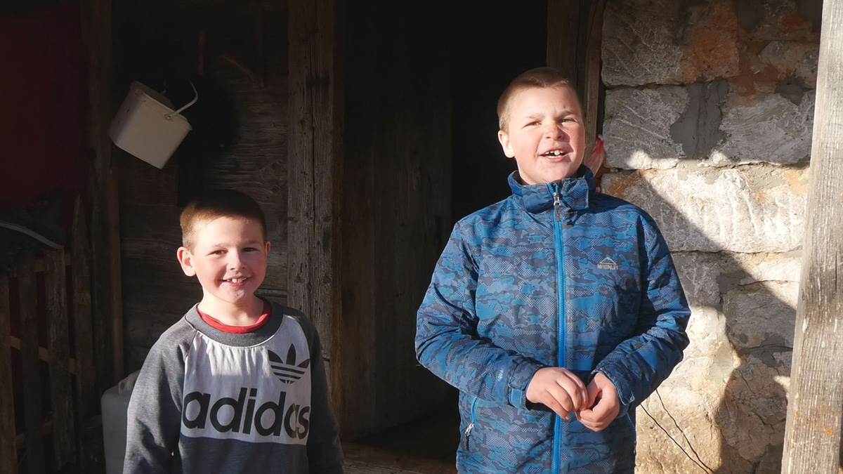 Enela sa petoro dece ostala sama na vrhu ledenog Peštera  (9).jpg