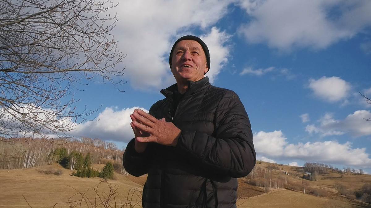 Enela sa petoro dece ostala sama na vrhu ledenog Peštera  (10).jpg