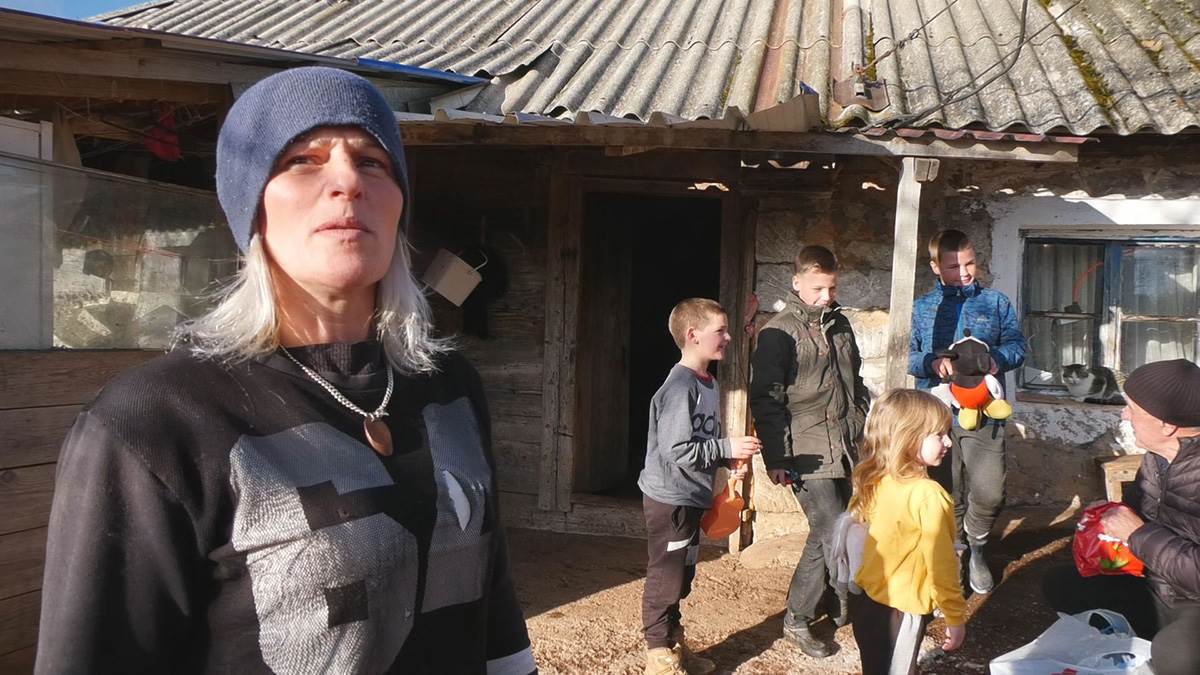 Enela sa petoro dece ostala sama na vrhu ledenog Peštera  (11).jpg