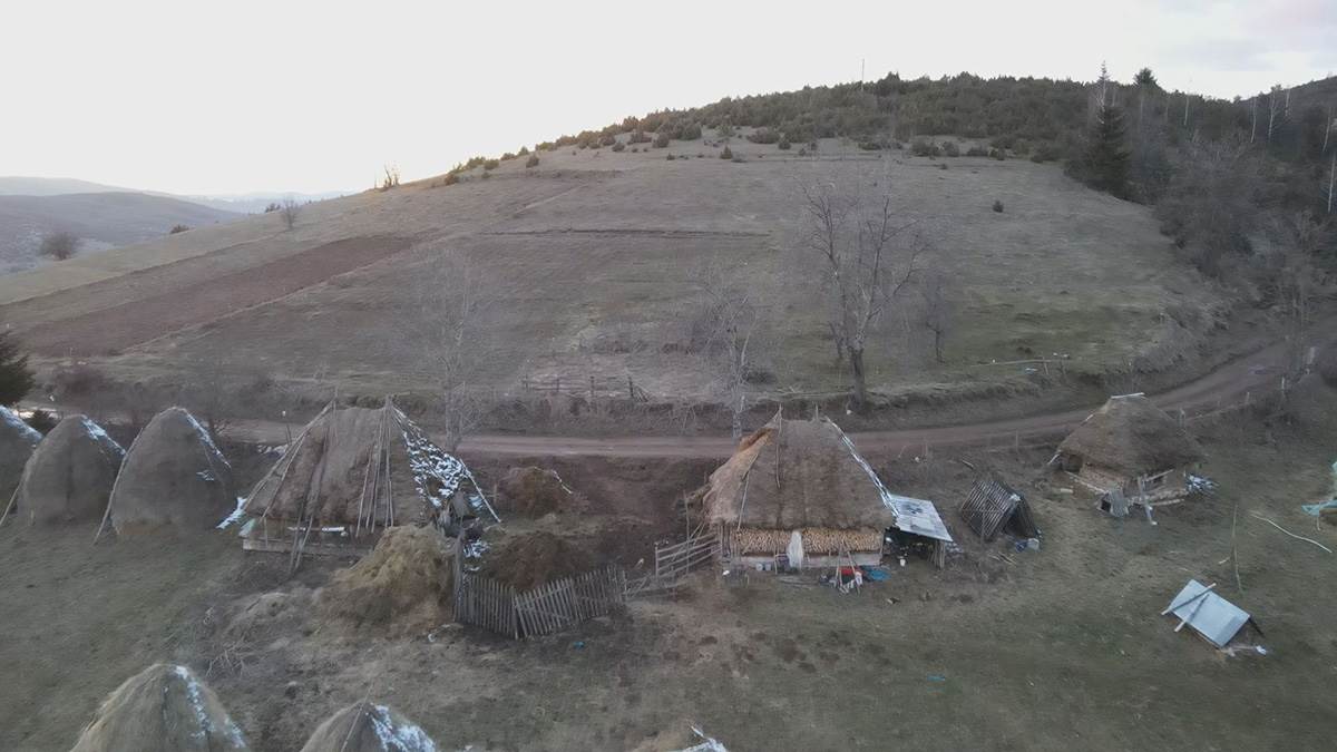 Enela sa petoro dece ostala sama na vrhu ledenog Peštera  (12).jpg