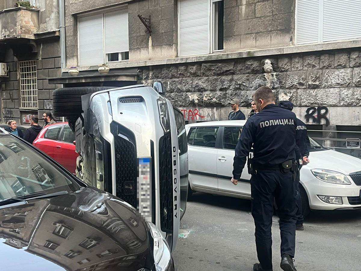 Prevrnuo se automobil u Vlajkovićevoj