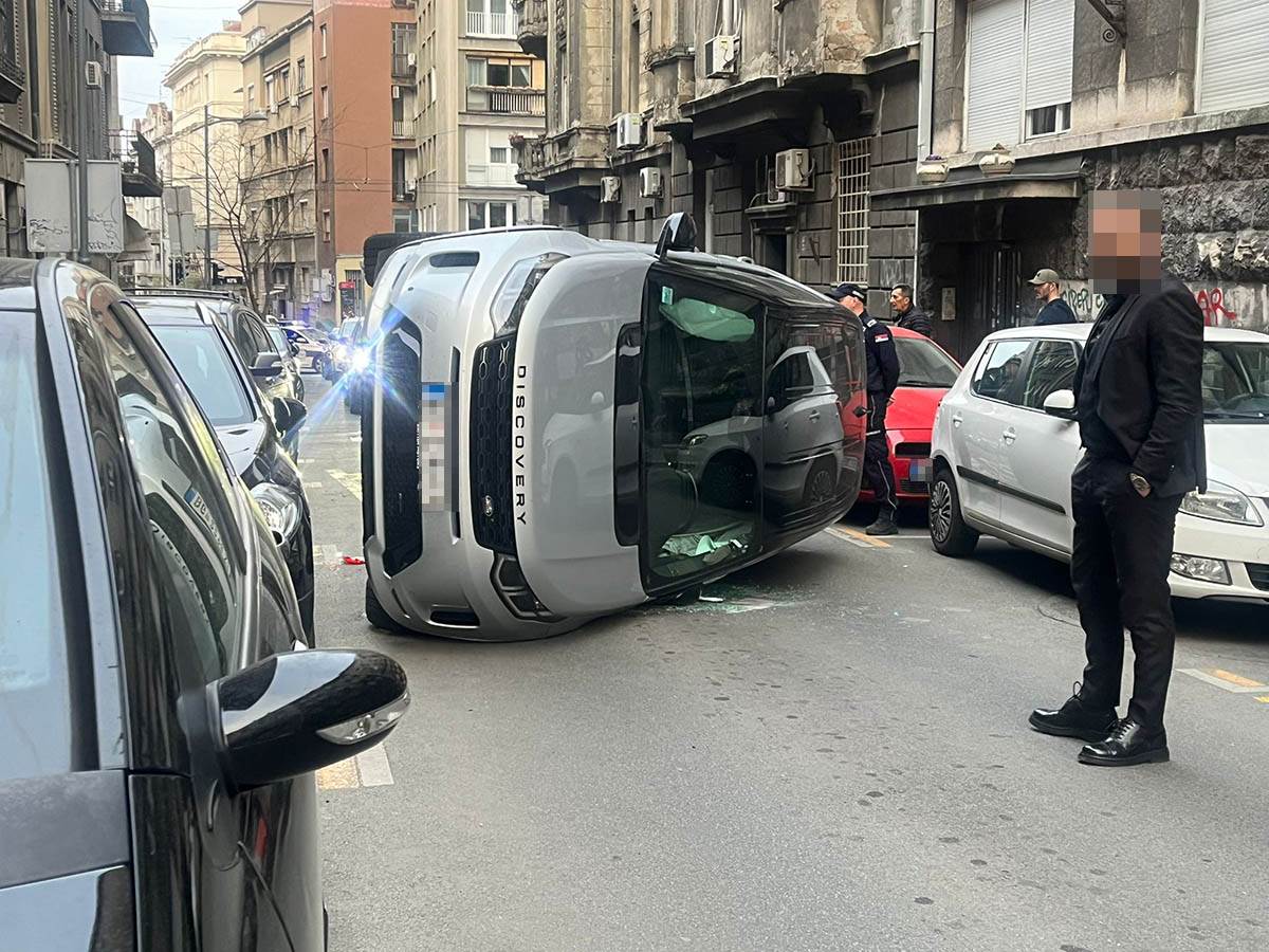 Prevrnuo se automobil u Vlajkovićevoj