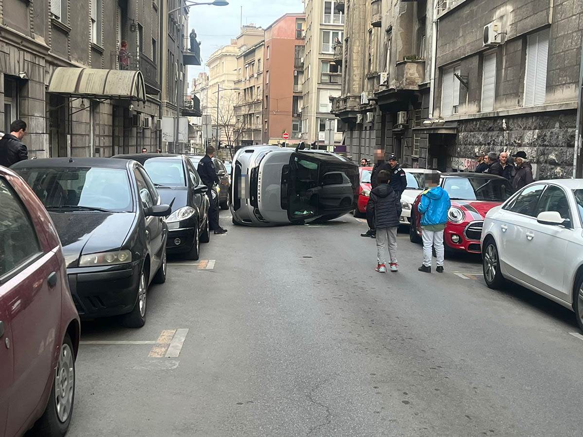 Prevrnuo se automobil u Vlajkovićevoj