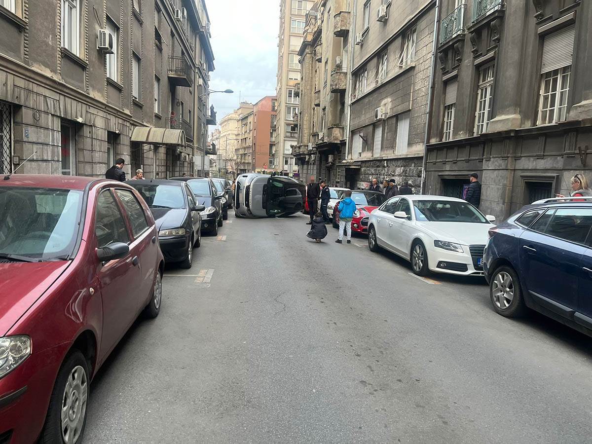 Prevrnuo se automobil u Vlajkovićevoj