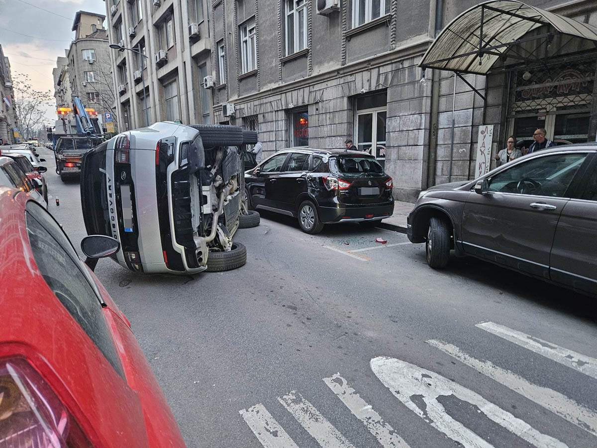 Prevrnuo se automobil u Vlajkovićevoj