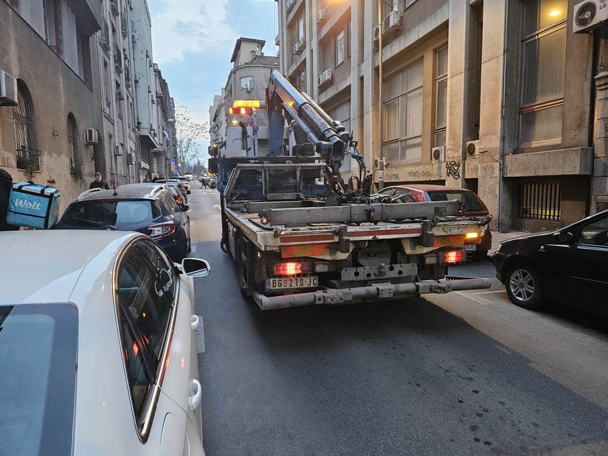 Prevrnuo se automobil u Vlajkovićevoj