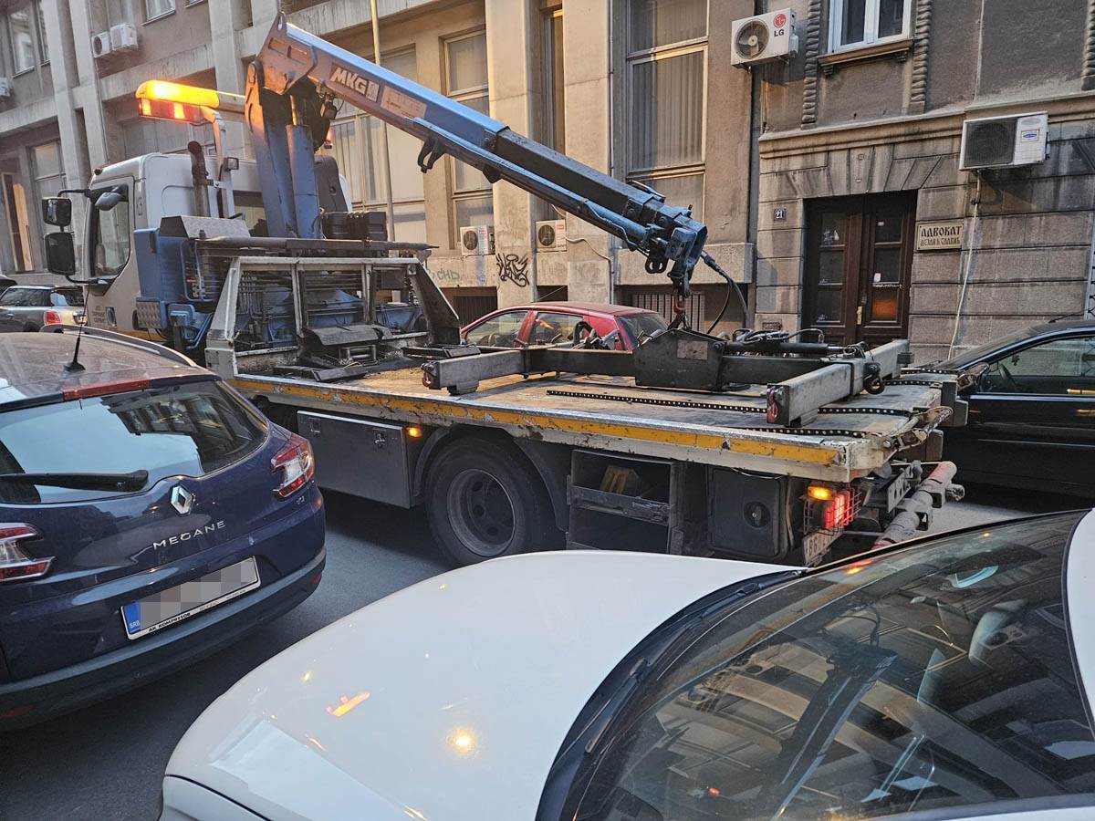 Prevrnuo se automobil u Vlajkovićevoj