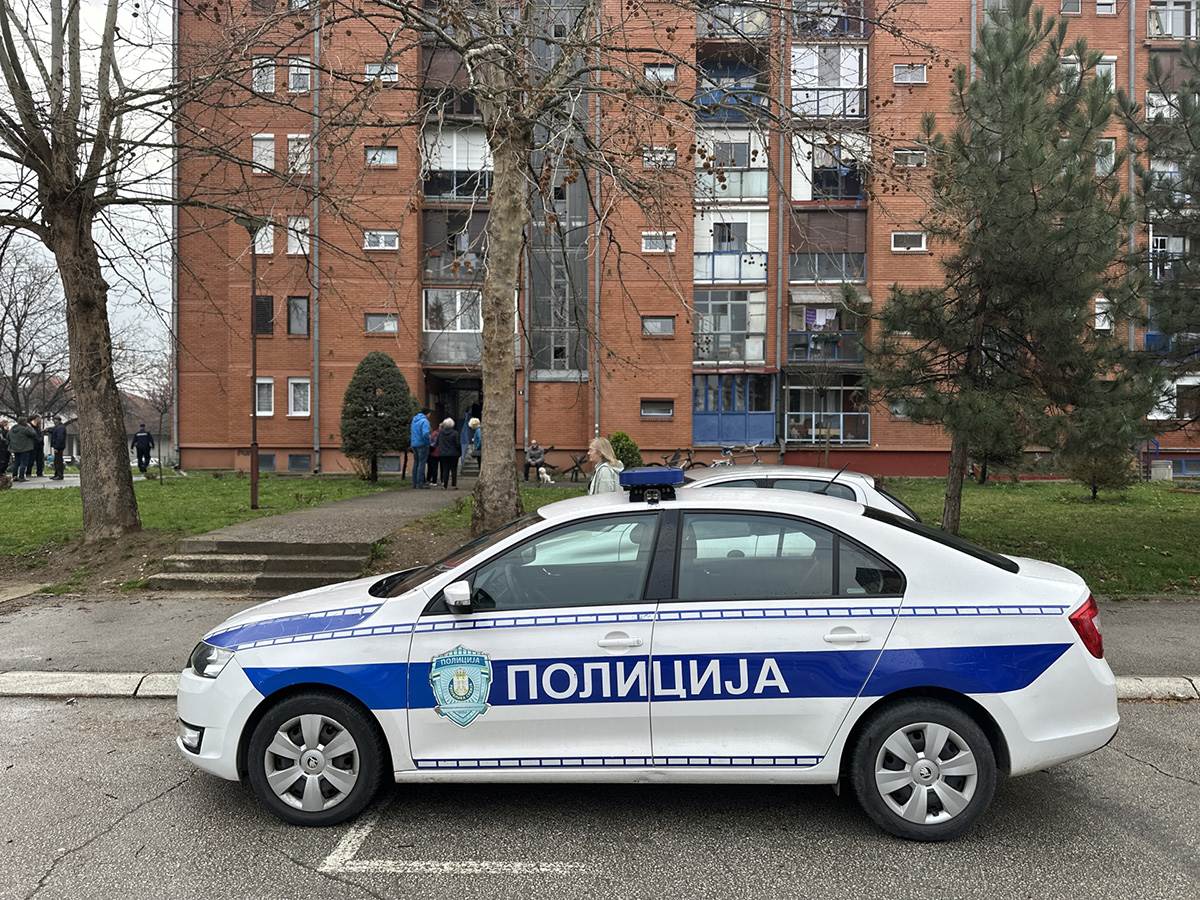 Nakon požara u zgradi stanari čekaju da se vrate u domove (3).jpg