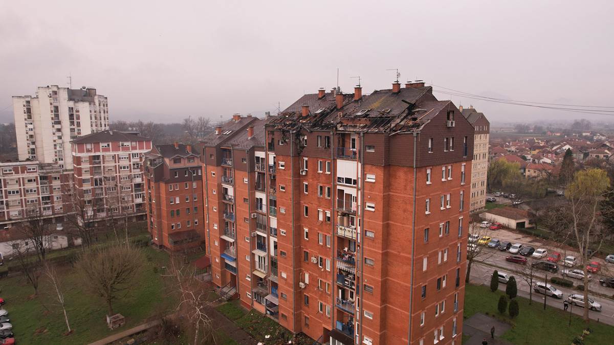 Nakon požara u zgradi stanari čekaju da se vrate u domove (5).jpg
