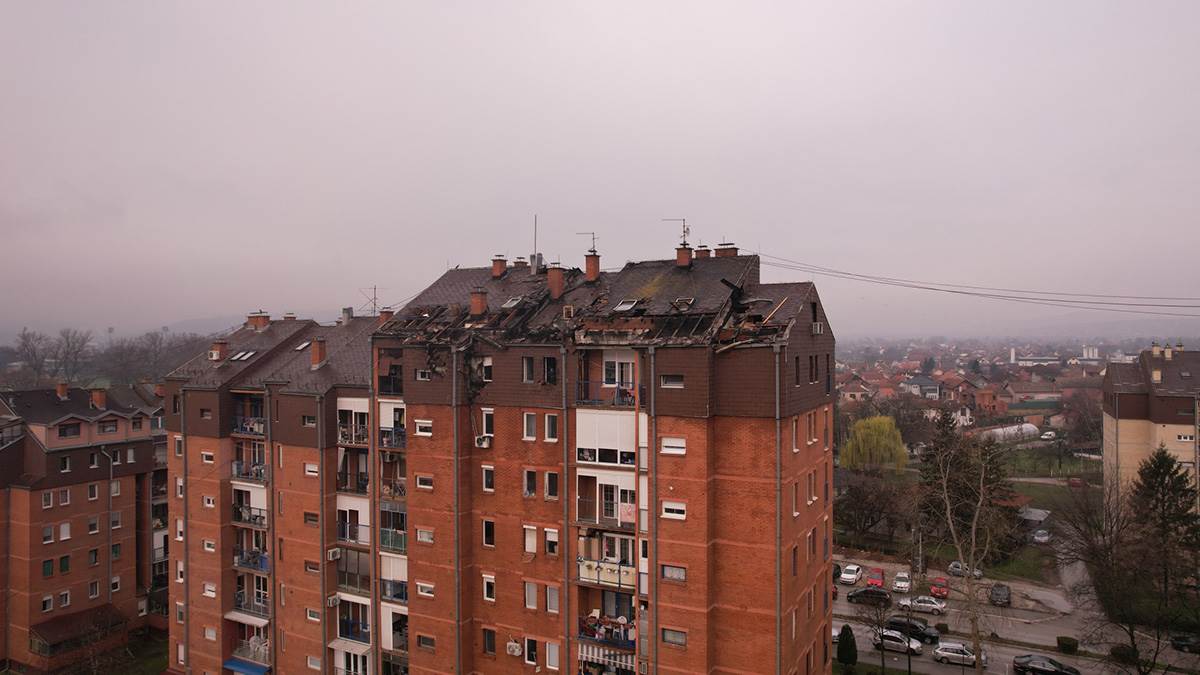 Nakon požara u zgradi stanari čekaju da se vrate u domove (6).jpg