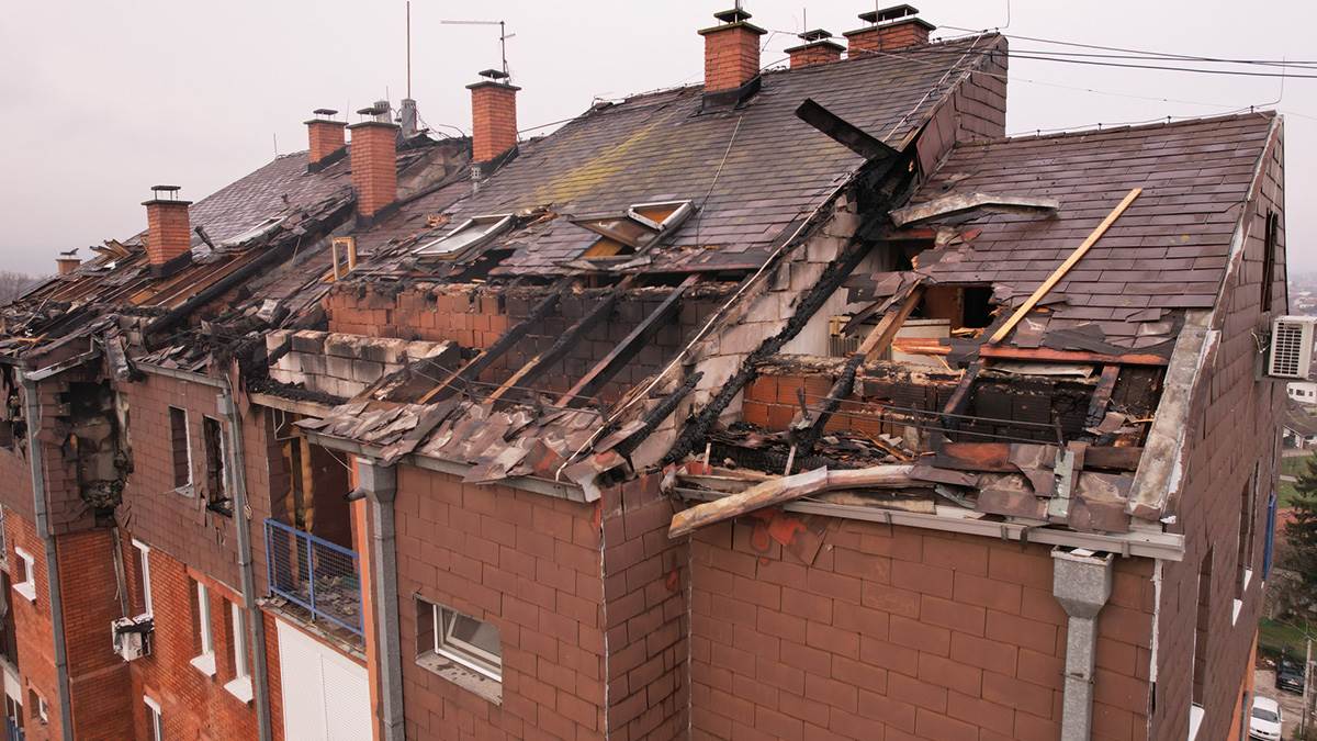 Nakon požara u zgradi stanari čekaju da se vrate u domove (7).jpg