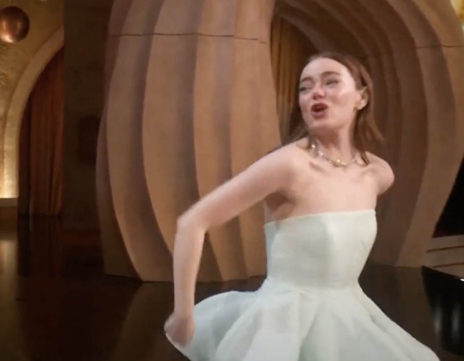 emi stoun pukla haljina na dodeli oskara 6.png