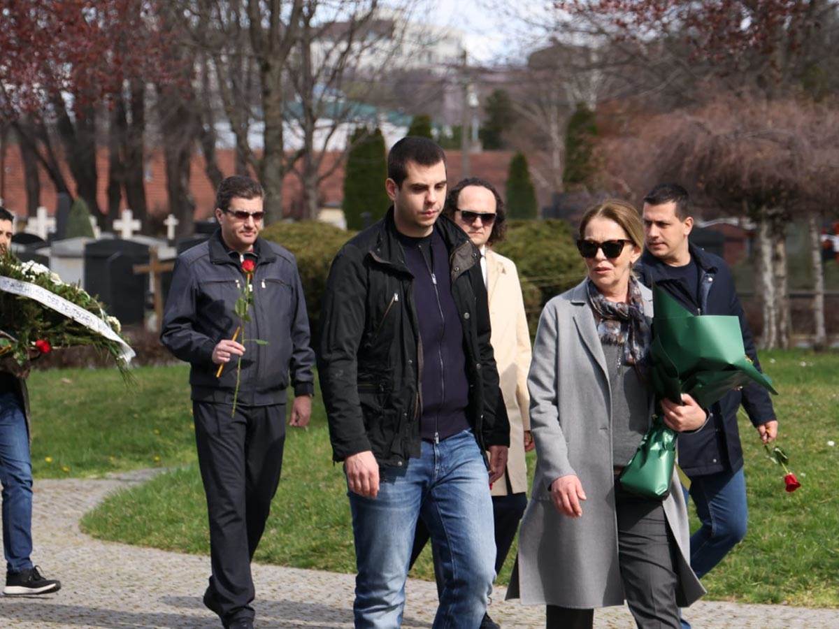 Ružica Đinđić sa sinom došla na grob Zorana Đinđića