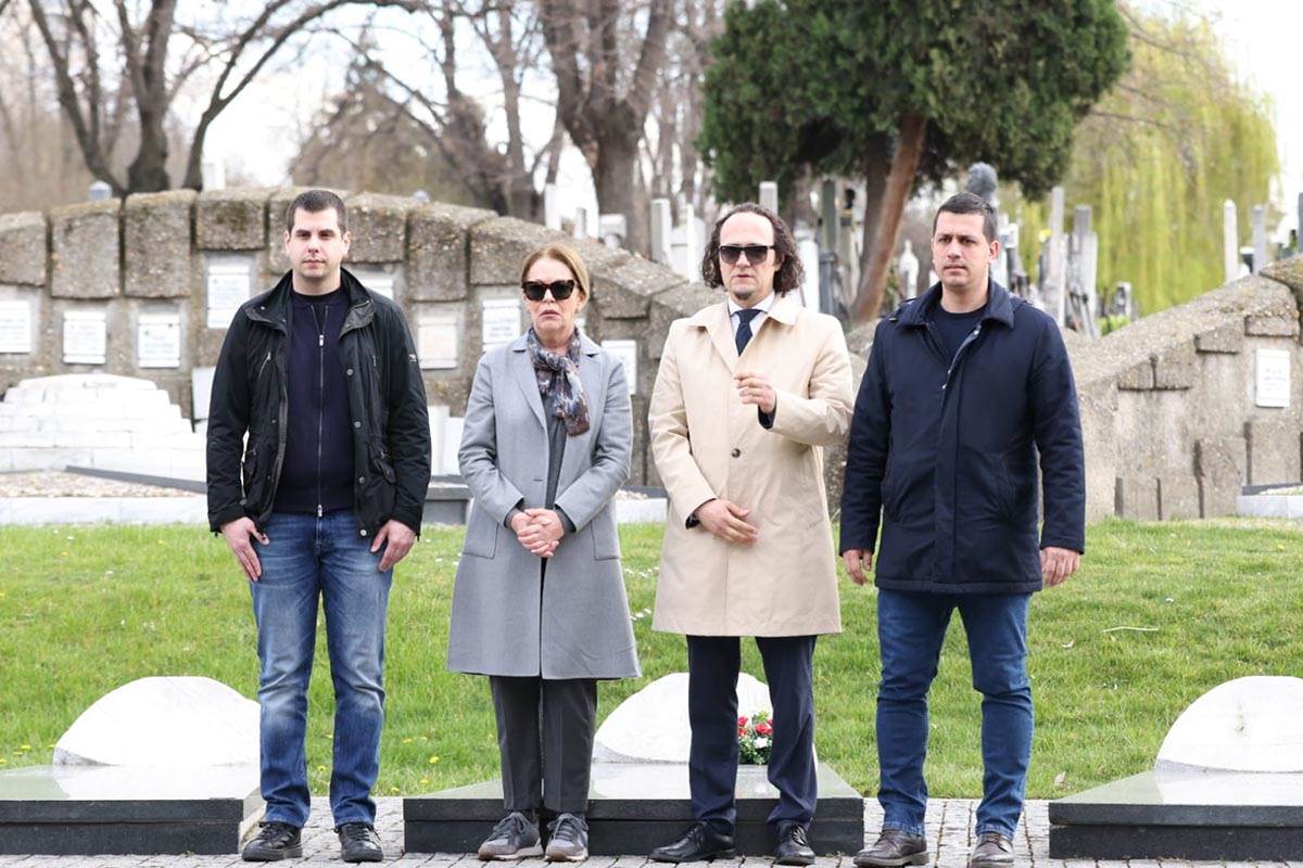 Ružica Đinđić sa sinom došla na grob Zorana Đinđića