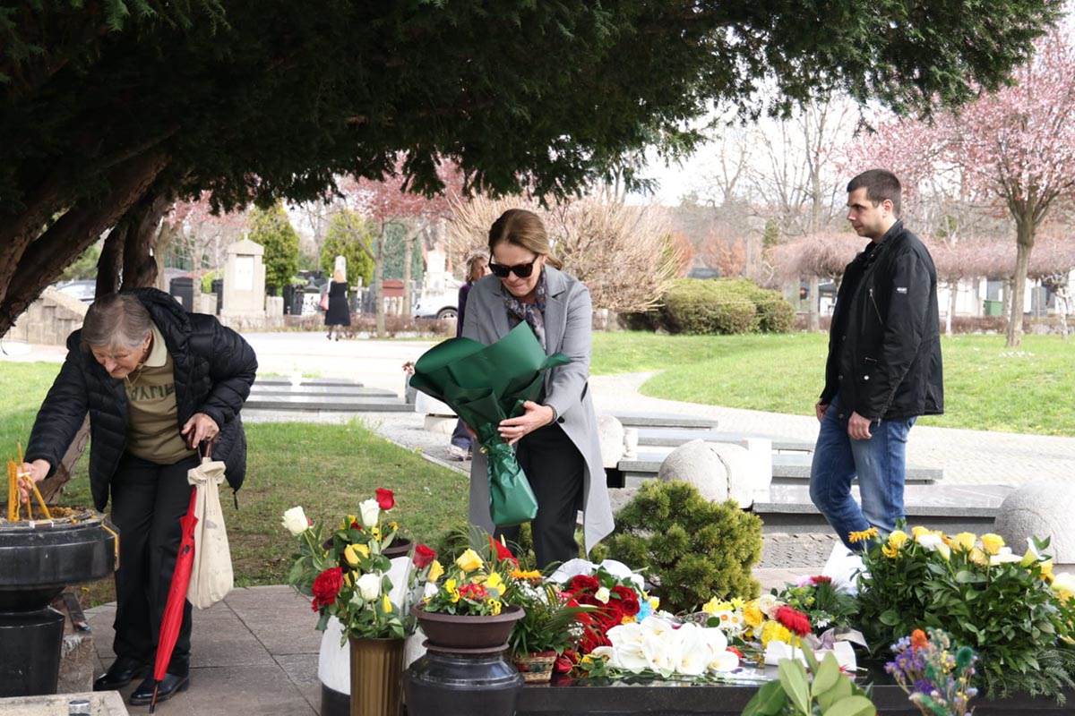 Ružica Đinđić sa sinom došla na grob Zorana Đinđića